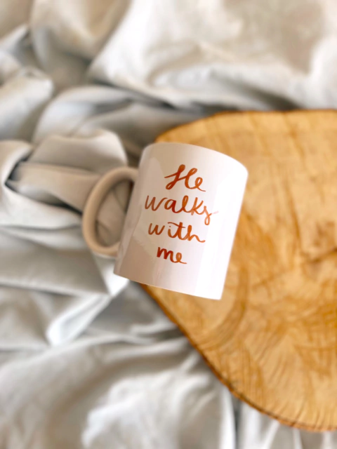 Caneca He walks with me