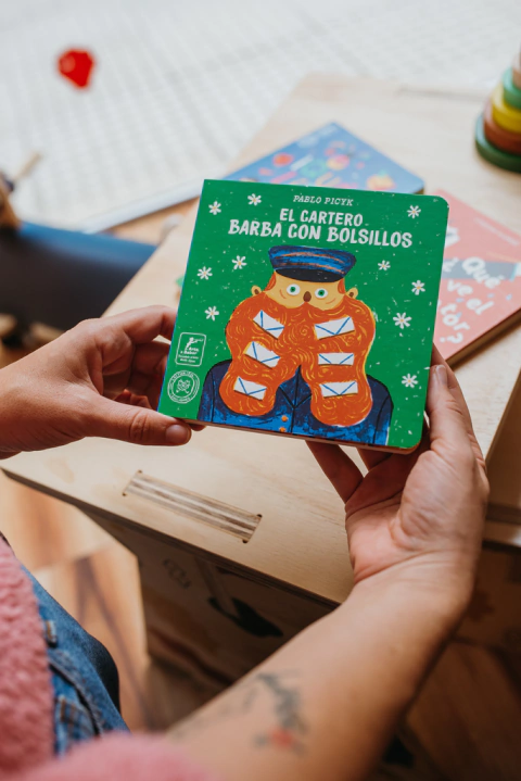 El cartero barba con bolsillos (para los más chiquitos)