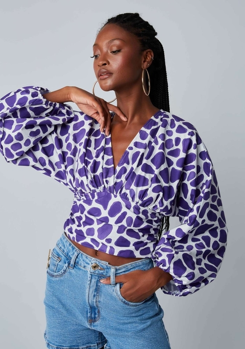 blusa-lanca-perfume-cropped-em-decote-v-manga-longa-estampada-girafa-lilas-roxa--502BL005622
