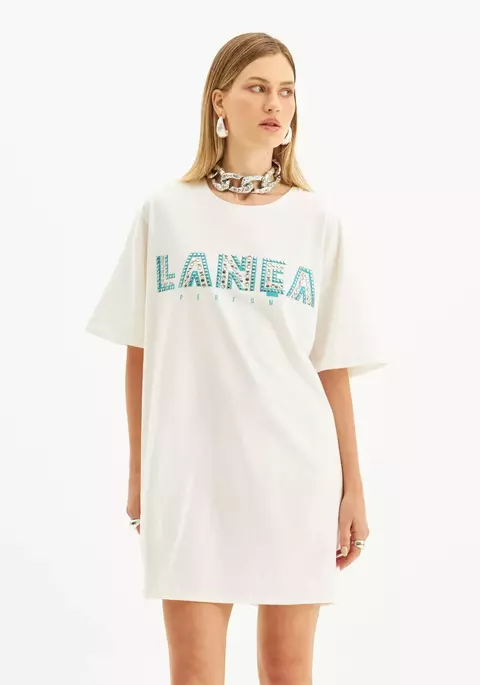 vestido-lanca-perfume-camiseta-oversized-com-silk-branco-preto-502VE008531