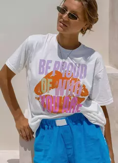Remera Be proud of who you are - comprar online