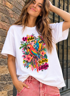 Remera Loros la vida es una el resto es cotillon