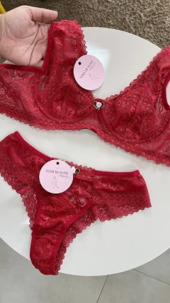 CONJUNTO LISO COM FLOR