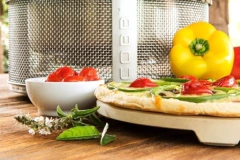 Pizza con la Cobb - Piedra para Pizza COBB modelo PREMIER y SUPREME  - Parrilla portátil a carbón que no hace humo - Cobb Grill Argentina.