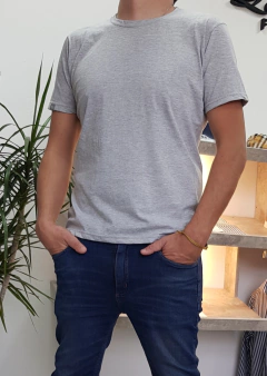 Remera lisa gris claro