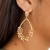Brinco estilo gota com pedras rosas banhado em ouro 18k