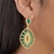Brinco luxuoso com pedras verdes banhado em ouro 18k