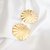 Brinco redondo martelado banhado em ouro 18k - comprar online