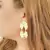 Brinco formas com detalhes banhado em ouro 18k