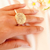 Anel largo detalhado banhado em ouro 18k