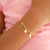 Pulseira infantil com pingentes de corações banhada em ouro 18k