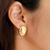 Brinco oval com detalhes banhado em ouro 18k