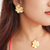 Conjunto flores com pérola banhado em ouro 18k - comprar online