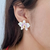 Brinco orquídea esmaltado branco e rosa banhado em ouro 18k - comprar online