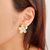 Brinco flor com miolo cristal banhado em ouro 18k - comprar online