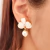 Brinco esmaltado de orquídea branca e pérola banhado em ouro 18k - comprar online