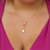 Colar gravatinha com ponto de luz e letra Q banhado em ouro 18 k