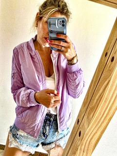CAMPERA ESLOVENIA REVERSIBLE CRUDO CON LILA en internet