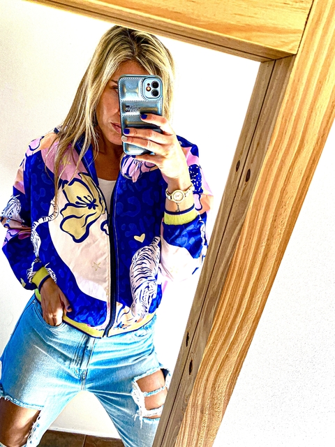 CAMPERA ROMPEVIENTO TIGER FLOWERS AZUL - comprar online