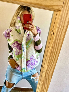 CHALECO PUFFER FLOWERS LILA - tienda online