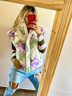 Imagen de CHALECO PUFFER FLOWERS LILA