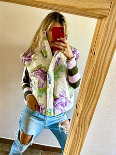 CHALECO PUFFER FLOWERS LILA - comprar online