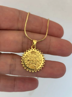 CADENA CON DIJE SAN BENITO DORADO en internet