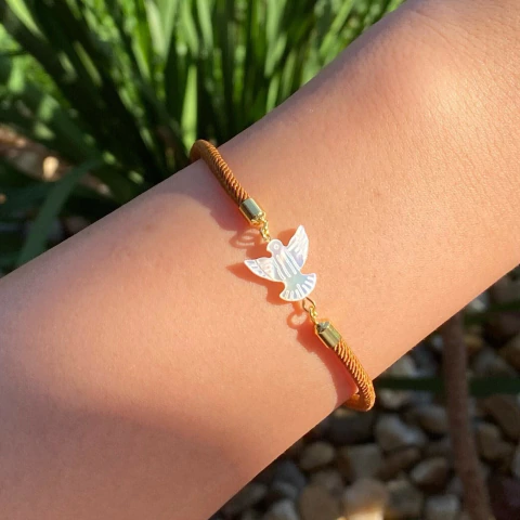 Pulseira Fio Chique Espírito Santo em Madrepérola - comprar online