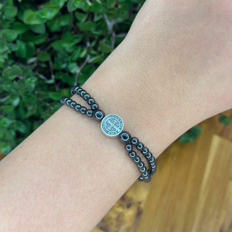 Pulseira Terço Pedra Natural Hematita São Bento e Nossa Senhora - comprar online