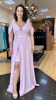 Vestido em Crepe Liz Lilás Plus C/ Cinto Strass (Mangas removíveis)