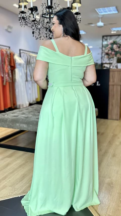 Vestido em Crepe Monique Verde Menta Plus + Cinto Strass (Cinto Removíveis) - comprar online