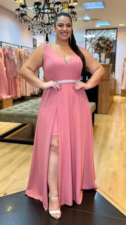 Vestido em Crepe Liz Rose Escuro Plus + Cinto Strass (Mangas e Cinto Removíveis)