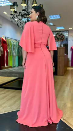 Vestido em Crepe Virgínia Coral Plus (Mangas Removíveis) - comprar online