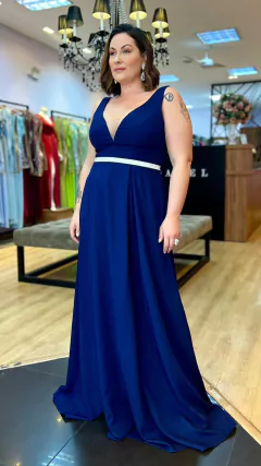 Vestido em Crepe Liz Azul Marinho Plus + Cinto Strass (Mangas e Cinto Removíveis) - Babel