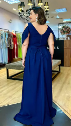 Vestido em Crepe Liz Azul Marinho Plus + Cinto Strass (Mangas e Cinto Removíveis) - comprar online