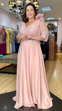 Vestido em Tule Bordado Antônia Rose Plus + Broche Flor