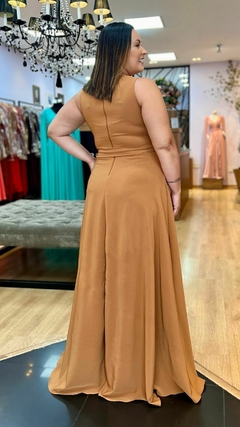 Vestido em Crepe Amalia Marrom Plus (Mangas Removíveis) - loja online