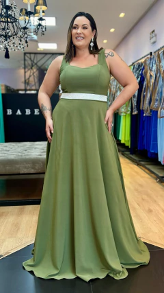 Vestido em Crepe Amalia Verde Oliva Plus + Cinto Strass (Mangas e Cinto Removíveis) - comprar online