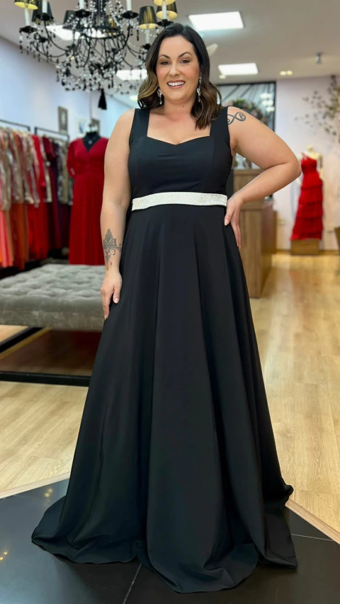 Vestido em Crepe Amalia Preto Plus + Cinto Strass (Mangas e Cinto Removíveis) - comprar online