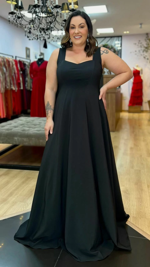 Vestido em Crepe Amalia Preto Plus (Mangas Removíveis) - comprar online