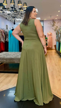 Vestido em Crepe Amalia Verde Oliva Plus (Mangas Removíveis) - loja online