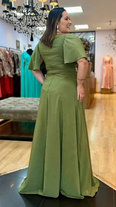 Vestido em Crepe Amalia Verde Oliva Plus (Mangas Removíveis) - loja online