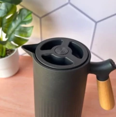 Jarra Termica Nordica Negra Rayas Con Aza Madera Bambu - comprar online