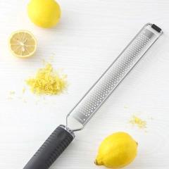 Rallador De Mano Acero Inox. Con Mango Plástico Y Protector - Vintash Home