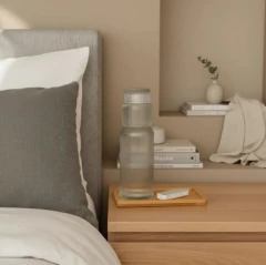 Set Buona Notte Botella Vidrio Con Vaso + Bandeja Bambu para mesa De Noche - Vintash Home