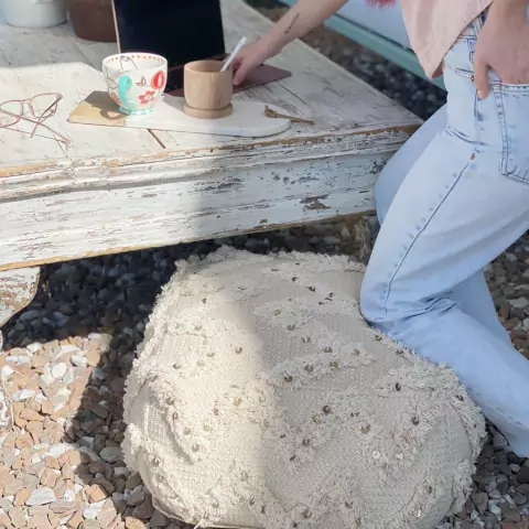 PUFF CUADRADO TELA NATURAL CON BRILLO