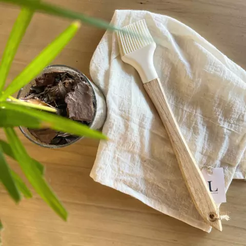 PINCEL DE SILICONA COLOR CREMA CON MANGO DE MADERA . MEDIDA : 0,30 CM