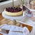 PIE DE TORTA, TAPA DE MARMOL CARRARA Y PIE TORNEADO DE MADERA MEDIDA: 0,29 X H 0,17 CM