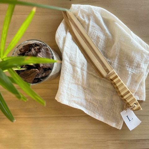 CUCHILLO DE MADERA RAYADO PARA TORTA