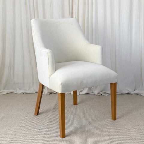 SILLA CON APOYABRAZO PANA TERCIOPELO CREMA
